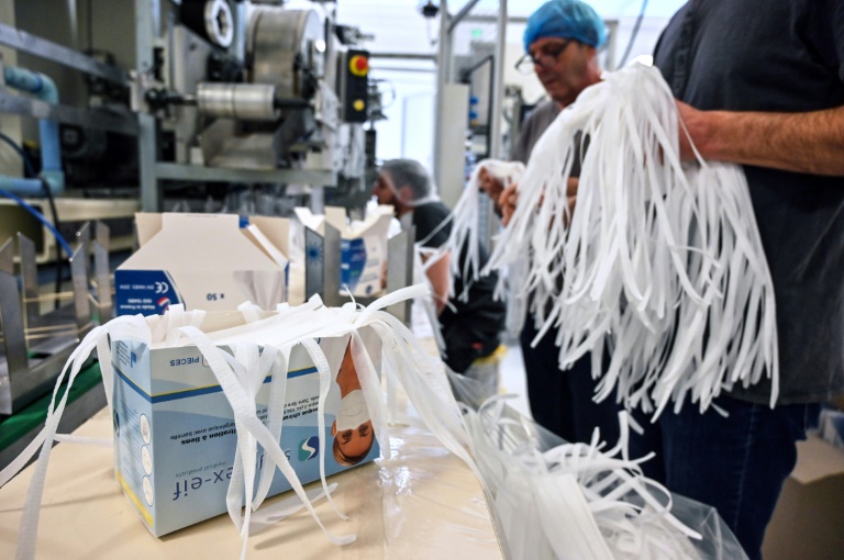 Coronavirus: dans la Loire, une usine de masques respiratoires tourne à plein régime