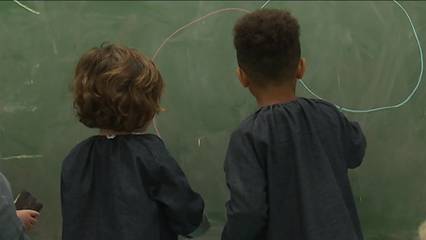 Une blouse made in Loire pour des écoliers de la Métropole de Lyon