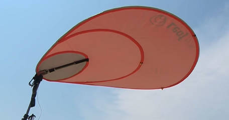 Vous ne voulez plus courir ridiculement sur la plage ? Ce parasol made in France ne s'envole...